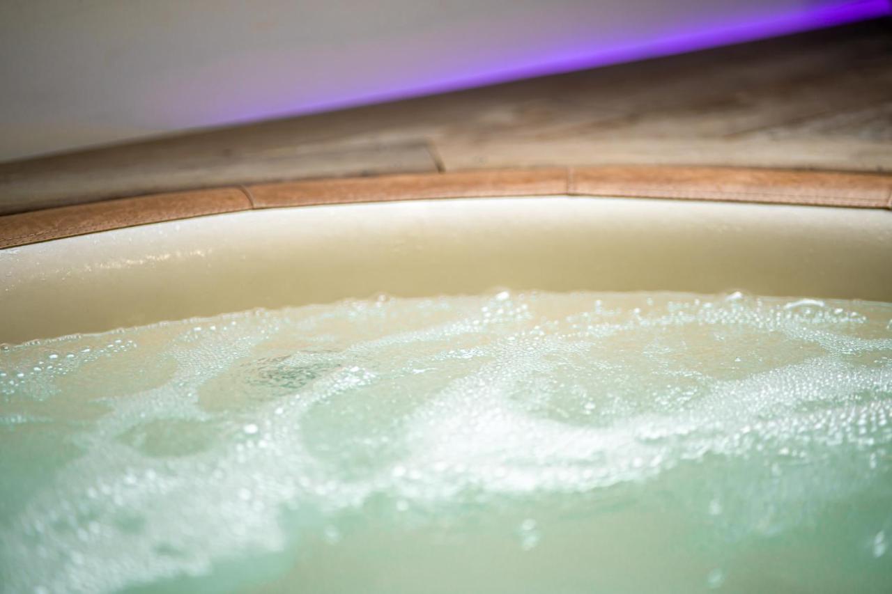 Le Lov'T - Suite Avec Jacuzzi Spontin Exterior photo