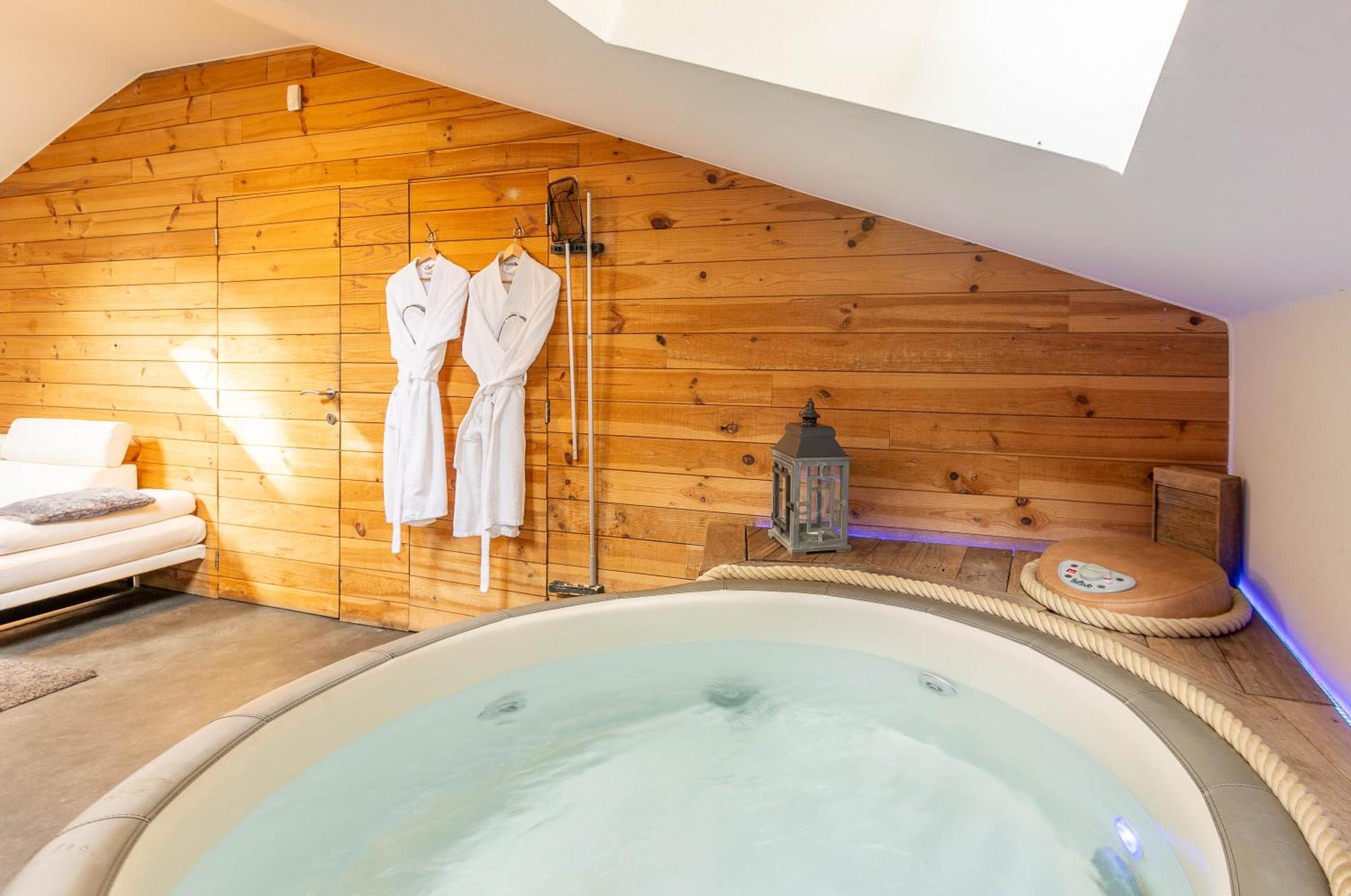 Le Lov'T - Suite Avec Jacuzzi Spontin Exterior photo